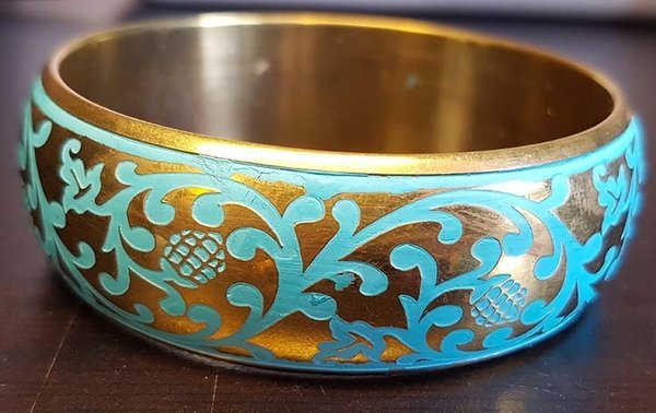 Goudkleurige armband met turquoise.