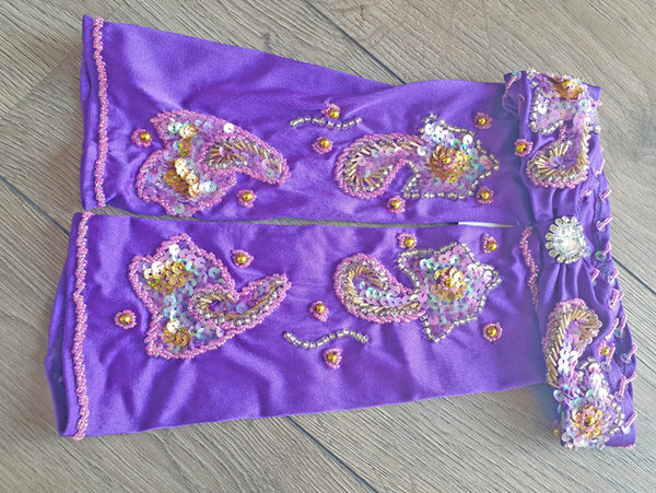 Stirnband und Handschuhe mit Stickerei violett
