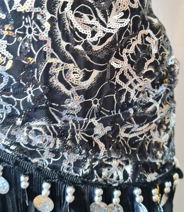 Heupsjaal zwart met zilveren lijntjes en muntjes